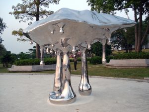 Amorphe Edelstahl Skulptur