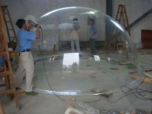 Plexiglas-Schneekugel