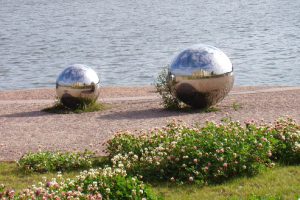 Hohlkugeln am Strand