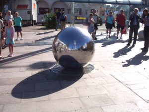 Stahlkugel als Brunnen